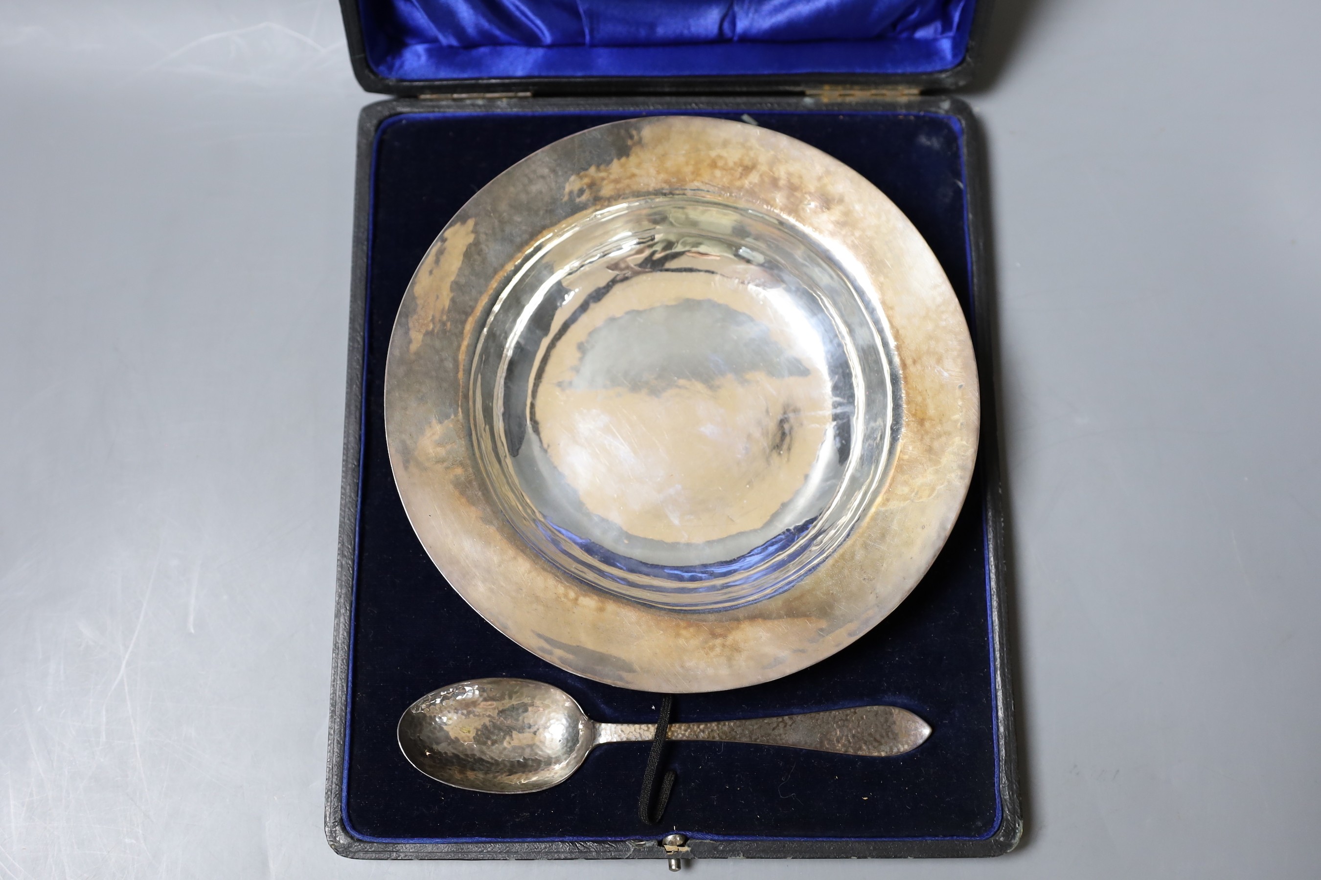 A cased George V Irish planished silver bowl, 17.8cm and similar spoon, Wakely & Wheeler, Dublin, 1916 and London, 1916.